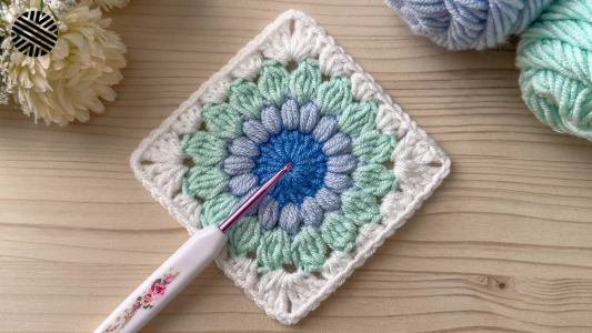 Crochet a SUPER EASY & LOVELY Granny Square for Beginners