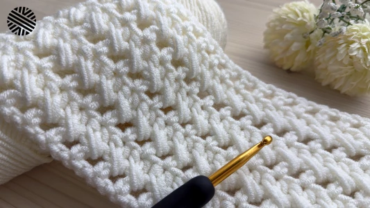 SUPER EASY & UNUSUAL Crochet Pattern for Beginners (2 Row Repeat) - Crochet Stitch for Baby Blanket & Bag