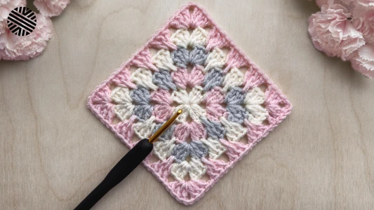 Crochet a SUPER EASY & UNUSUAL Granny Square for Beginners