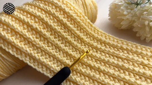 Crochet a SUPER EASY & UNUSUAL Pattern for Beginners - Crochet Stitch for Blanket, Scarf, Sweater and Bag