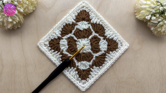 Crochet a VERY EASY and UNUSUAL Granny Square for Beginners