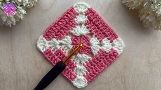 Crochet a SUPER EASY & BEAUTIFUL Granny Square for Beginners