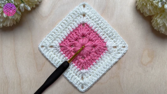 Crochet a SUPER EASY and LOVELY Granny Square for Beginners