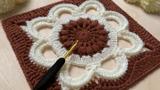 Crochet an AMAZING & EASY Granny Square