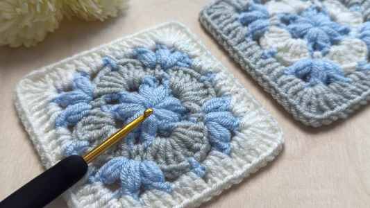 Crochet a SUPER EASY & PRETTY Granny Square for Beginners