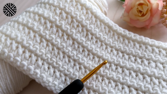 Absolute Beginner Crochet Pattern - The Easiest Crochet Stitch for Blanket, Scarf, Bag and Scarf